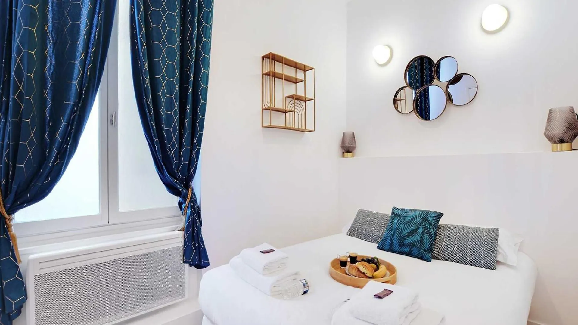 Chic Apartment In Paris For Couple