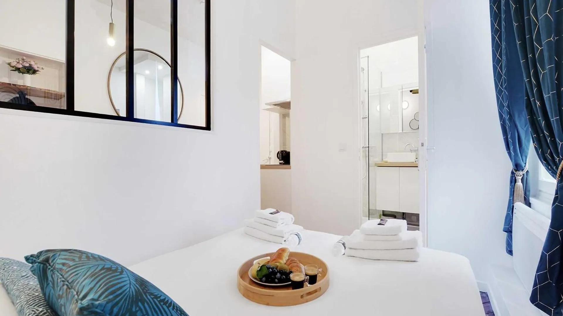 Chic Apartment In Paris For Couple