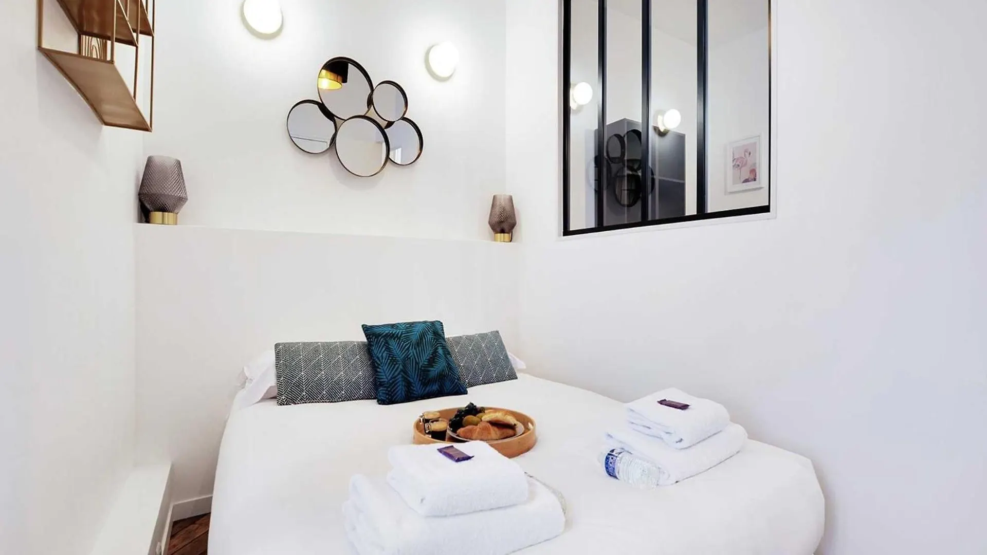 Chic Apartment In Paris For Couple
