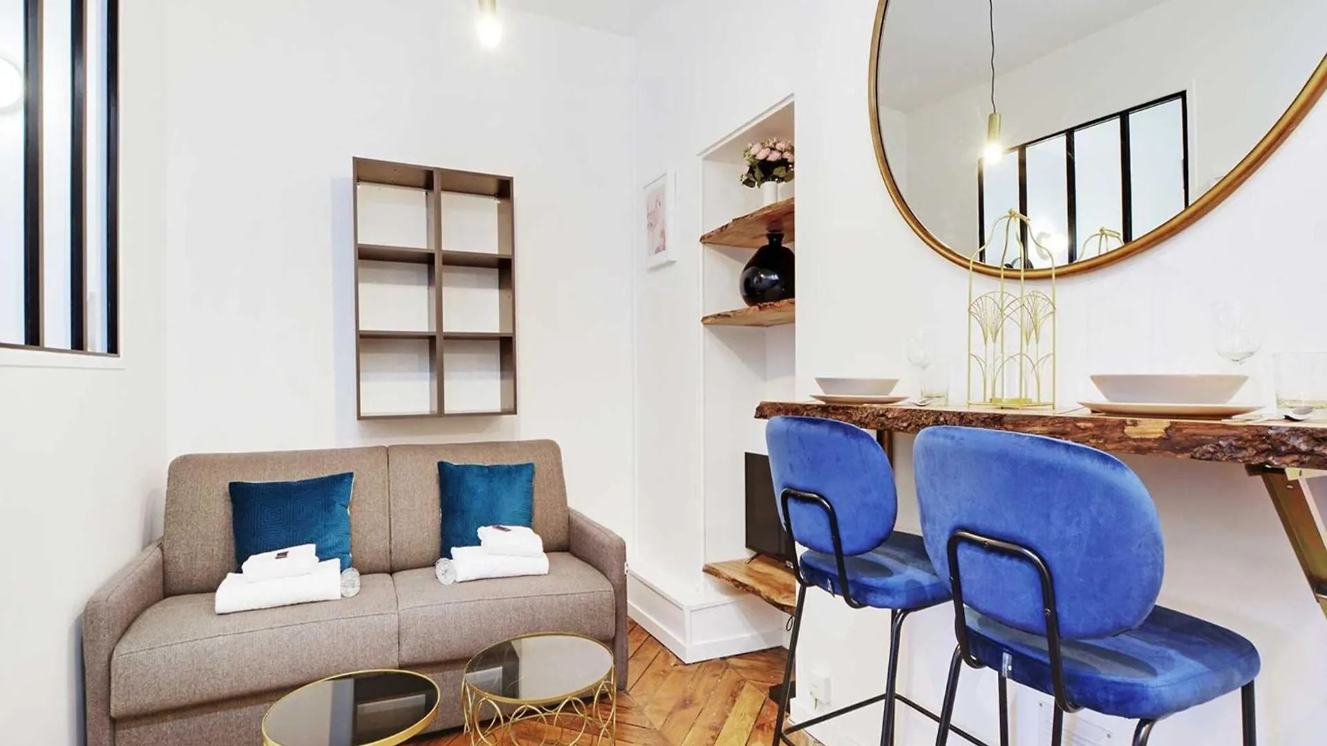 Chic Apartment In Paris For Couple